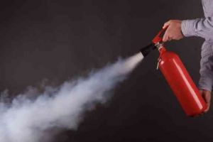 Au furat un stingător şi l-au golit pe maşinile dintr-o parcare