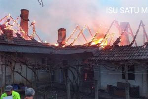 FOTO. Incendiu violent la o casă din judeţ. Intervenţie dificilă a pompierilor