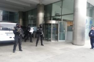 De râsul curcilor: le-a căzut un pachet de cocaină din maşină şi apoi au fost prinşi de DIICOT