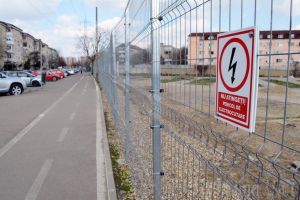 (Electro)şoc şi groază! Lidl şi-a înconjurat cu gard electric terenul din strada Oneştilor din Oradea (FOTO)