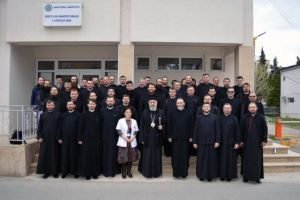 FOTO: IPS Irineu împreună cu mai mulţi preoţi din judeţ au donat sânge, la Centrul de Transfuzie Sanguină din Alba Iulia