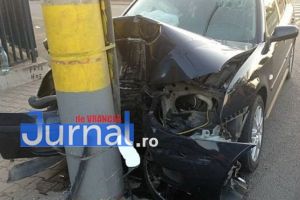 A ajuns cu maşina în stâlp după ce i-a explodat un cauciuc