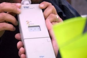 Beţi turtă pe şoselele din Bihor: Doi tineri, prinşi cu alcoolemie de peste 1 la mie în aer!