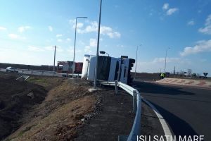 FOTO. TIR răsturnat lângă Centura Careiului. Pompierii în alertă, după ce s-au semnalat scurgeri de combustibil