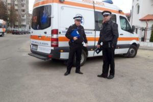 CĂZUT în STRADĂ, SALVAT de POLIŢIŞTII LOCALI!