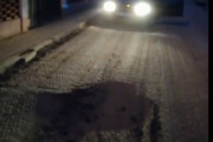 VIDEO / STIREA TA: Atenţie, şoferi! ”Capcană” în asfalt pe strada Scărişoara, din cartierul Miceşti