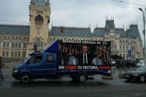 FOTO Fotografie cu ministrul Toader, lipită pe un camion în Iaşi – Oamenii îi cer demisia din funcţia de rector