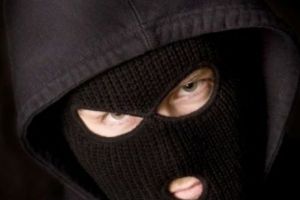 Ce înseamnă când găseşti sare grunjoasă pe scara blocului. ATENTIE la trucurile ingenioase care te lasă sărac lipit  