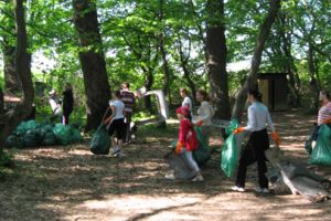 „Scoatem gunoiul din pădure”, acţiune de ecologizare la Brad