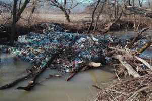 Crişul Alb, transformat într-un focar de infecţie din cauza gunoaielor (Galerie foto)