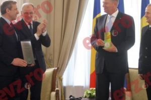 Iohannis şi comisarul european pe Sănătate au identificat inamicii. Oamenii fumează din cauza PSD şi a lui Cristofor Columb