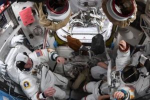 Probleme cu măsurile costumelor. NASA anulează o premieră anunţată