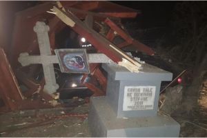 E semn rău! Troiţă SPULBERATĂ de un bolid. Două VICTIME, dintre care una GRAV RĂNITĂ