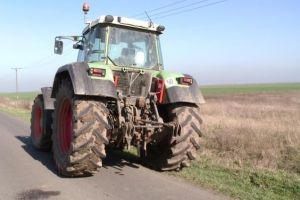 A condus un TRACTOR neîmatriculat, fără permis de conducere. Este cercetat de poliţişti