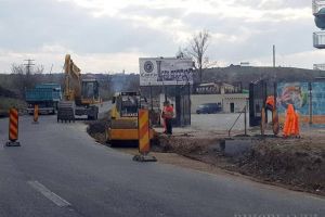 Se circulă greu pe DN 76: Trameco a reluat lucrările pentru amenajarea de rigole şi şanţuri de scurgere între Băile Felix şi Hidişelu de Jos (FOTO)