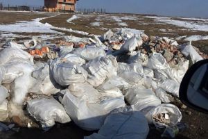 Un întreg deal din Şcheia, transformat în groapă de gunoi clandestină