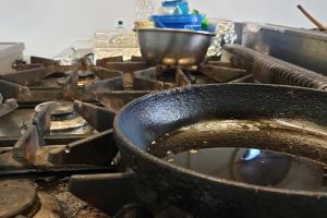 Imagini incredibile din bucătăria unei firme care prepara mâncare pentru copii şi bolnavi de cancer