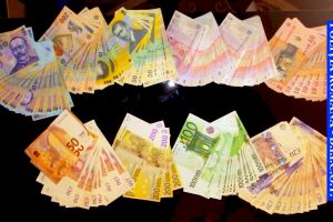 Ialomiţa: Grupare specializată în proxenetism, trafic de droguri şi spălarea banilor, destructurată! Percheziţii în judeţ şi Marea Britanie