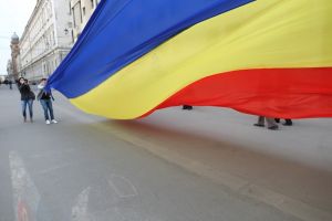 101 ani de la Unirea Basarabiei cu România: tricolor de o sută de metri în centrul Timişoarei