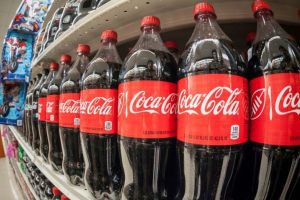 Coca Cola, fără număr. Compania de băuturi produce 300 de milioane de tone de plastic pe an!