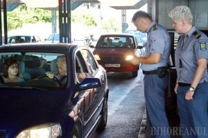 Pregătiri pentru vizita Papei: Poliţiştii de frontieră din Bihor vor avea „brăţări” care citesc actele călătorilor