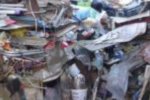 Intervenţia Poliţiei Locale „a scăpat” un caransebeşean de câteva tone de gunoaie