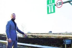 Revoltător. Doi tineri au vandalizat primul metru de autostradă. Borna kilometrică şi pancartele au fost distruse
