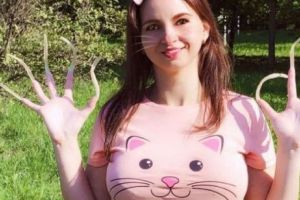 O fată frumoasă foc are cele mai lungi unghii din Rusia. Incredibil de când nu le-a mai tăiat