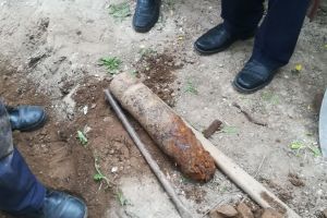 Proiectil exploziv descoperit în curtea unui topliţean