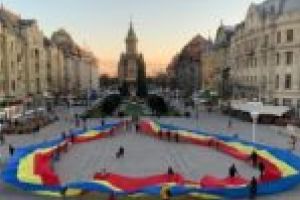 Tricolor uriaş în centrul Timişoarei [FOTO]