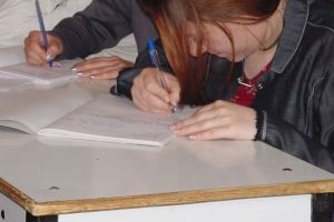 Laudabila idee, proasta concretizare: Cu ce scop simulam notele Evaluarii Nationale? Elevii, rasfoind telefonul, asteapta note mari, profesorii s-au saturat de voluntariat