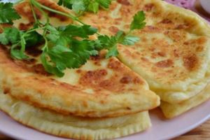 Placinte cu cartofi şi mujdei de usturoi