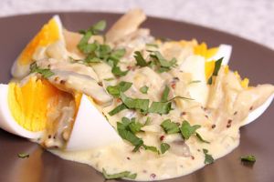 Ouă fierte cu sos de ciuperci