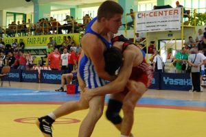 Douăzeci de luptători din Deva şi Petroşani merg la Naţionalele de lupte pentru cadeţi