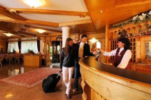 În România, deficitul forţei de muncă în turism este de 100.000 de oameni