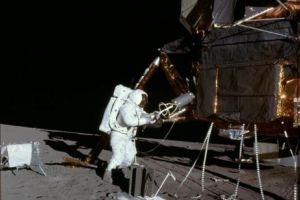 Trump: Să facem Luna măreaţă din nou!