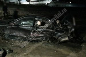 Un tânăr din Băleni s-a răsturnat cu un Jaguar. Maşina avea numere false