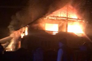 Incendiu la o casă din Parva. Pompierii au luptat 3 ore cu focul (FOTO-VIDEO)