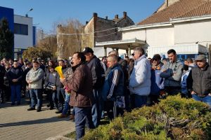 FOTO&LIVE. Muncitorii de la Electrolux cer demiterea şefului ITM!