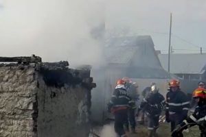 Tragedie in judetul Neamt. Un tanar a ars de viu in incendiul care i-a cuprins locuinta (galerie foto)
