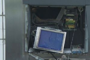 Un proxenet şi un traficant de droguri, acoliţii soţilor care spărgeau bancomate cu butelia