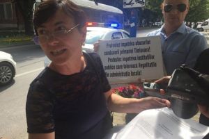 Biroul extrem de mic în care a fost pusă să lucreze o funcţionară din Primăria Timişoara