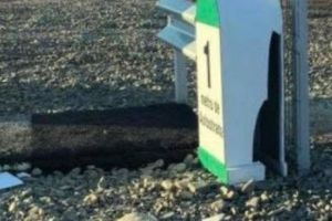 Primul metru de autostradă nu a avut zile multe. Borna kilometrică şi panourile publicitare din zonă au fost vandalizate