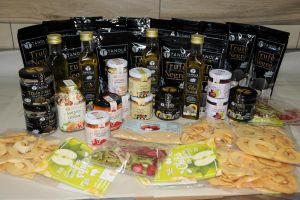Trufe, fructe şi legume preparate în mod natural, într-o mică fabrică din Brăieşti