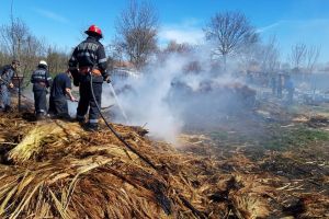 Pompierii avertizează din nou populaţia să renunţe la incendierea miriştilor şi a vegetaţiei uscate