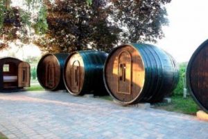 Doriţi să petreceţi o noapte într-un butoi de tequila? Cine oferă această experienţă cu un concept unic în lume. Video în articol