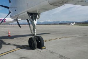 FOTO Avarie la un avion în timpul unei aterizări la Sibiu – Aeronava a rămas la sol