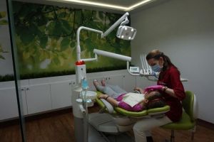 Dinţii tăi aşa cum îi vrei în oglindă – La DentVisage vezi înainte cum vor arăta la final