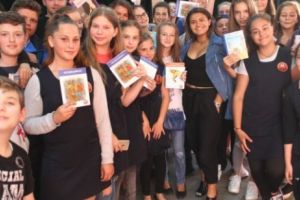 Asociaţia Curtea Veche donează mii de cărţi esenţiale liceelor din România. Programul „Cărţi Cheie pentru liceeni” include întâlniri între autori celebri şi elevi şi dezbateri despre rolul cărţii în era tehnologiei
