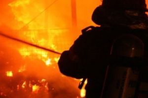 Incendiu devastator. Oamenii se aruncă de la etaje pentru a scăpa de flăcări. Scene horror